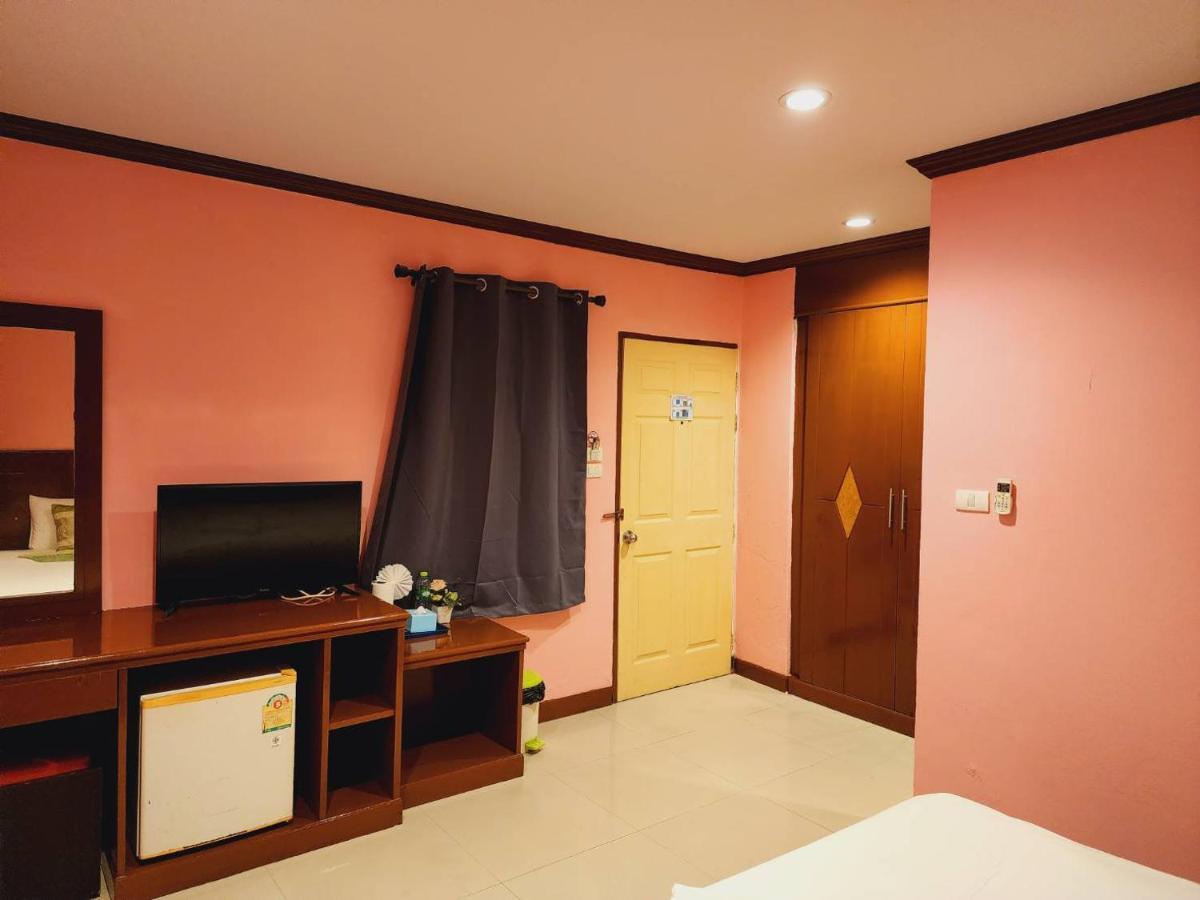 Hotel Hollywood In Love